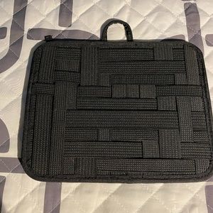 Interwoven Band Brush Panel from FENTY Makeup Case